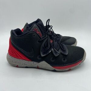 Nike Kyrie 5 sneaker boys size 2.5
